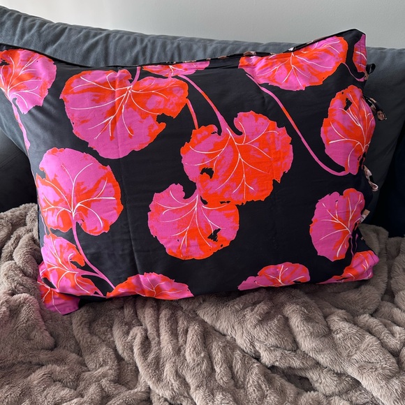 Set of 2 standard size DVF (for Target) signature leopard/waterlily shams (NWT) - Picture 6 of 9